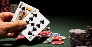 Roulette dengan roda yang berputar dan bola